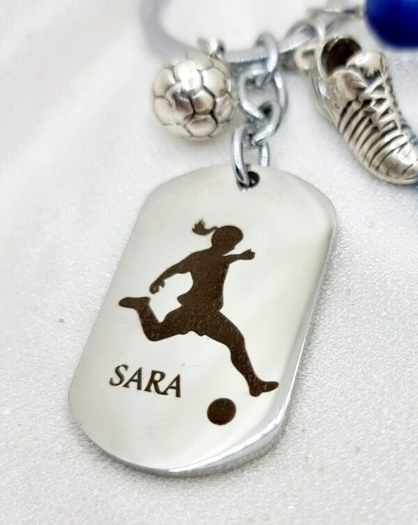Llavero personalizado en acero con silueta futbolista femenino y nombre, charm bota de fútbol y balón