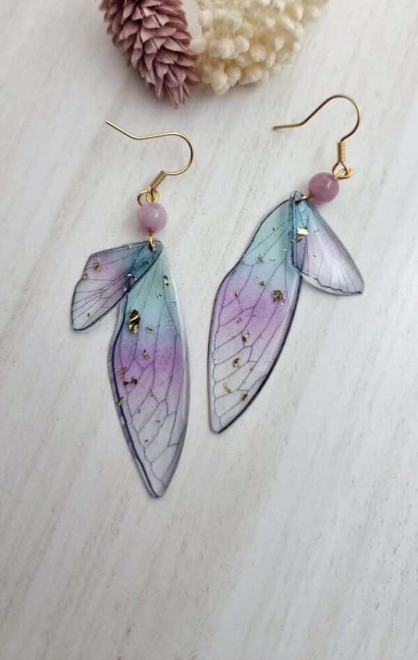 Pendientes de acero dorado con Alas de Mariposa en tonos morados y Ágata en lila