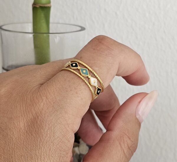 Anillo Rombos Dorado en acero con baño. Es ajustable