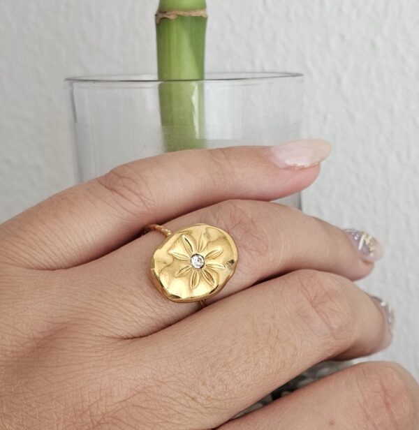 Anillo Flor Circonita Blanca Dorado en acero ajustable